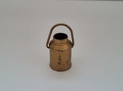 Mjölkkanna, miniatyr till dockhus, dockskåp / tittskåp med mera