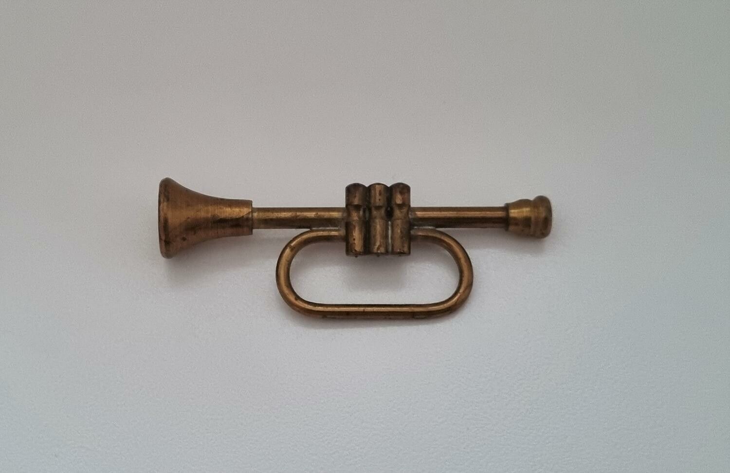 Trumpet, miniatyr till dockhus, dockskåp / tittskåp med mera