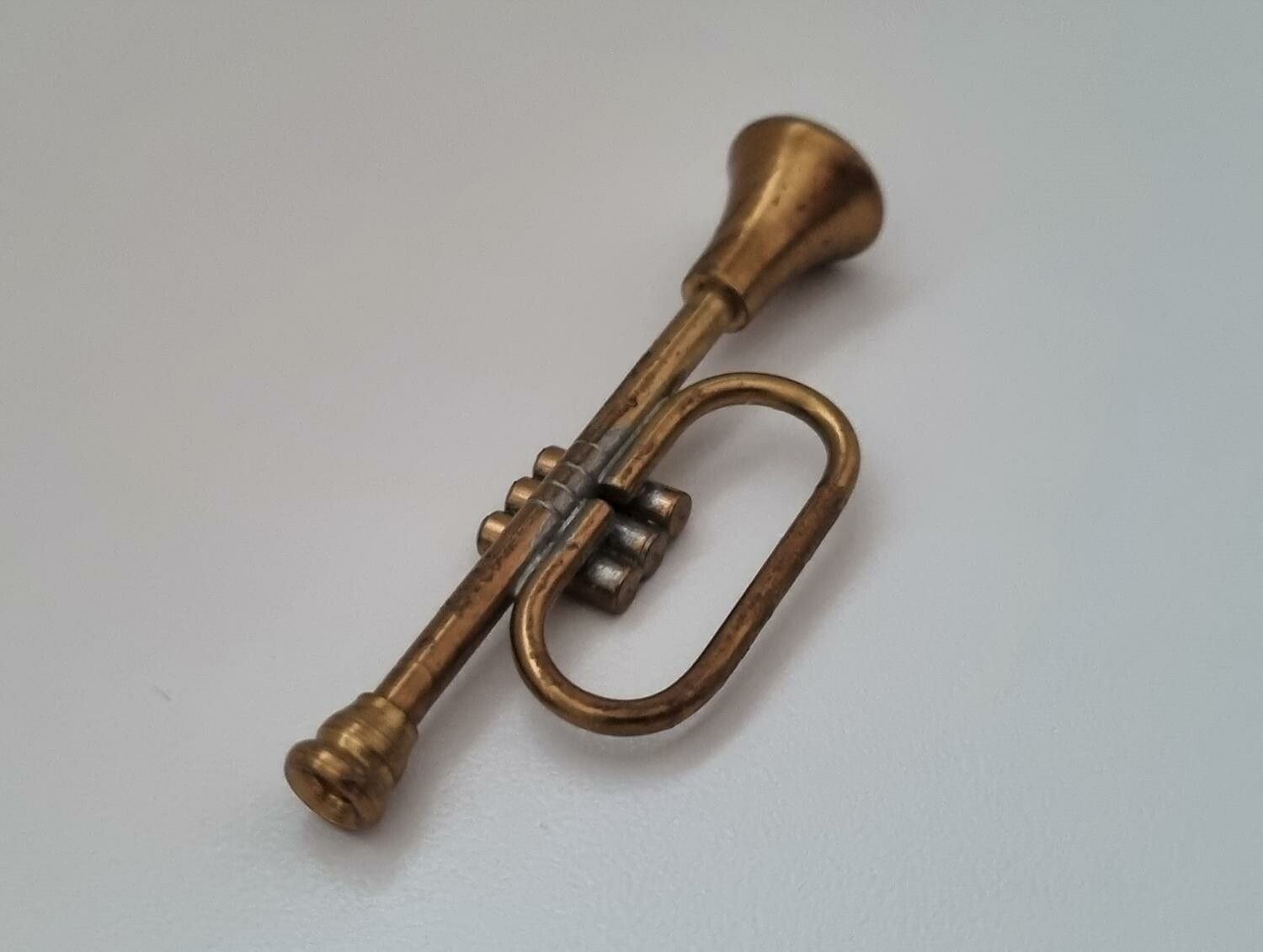 Trumpet, miniatyr till dockhus, dockskåp / tittskåp med mera