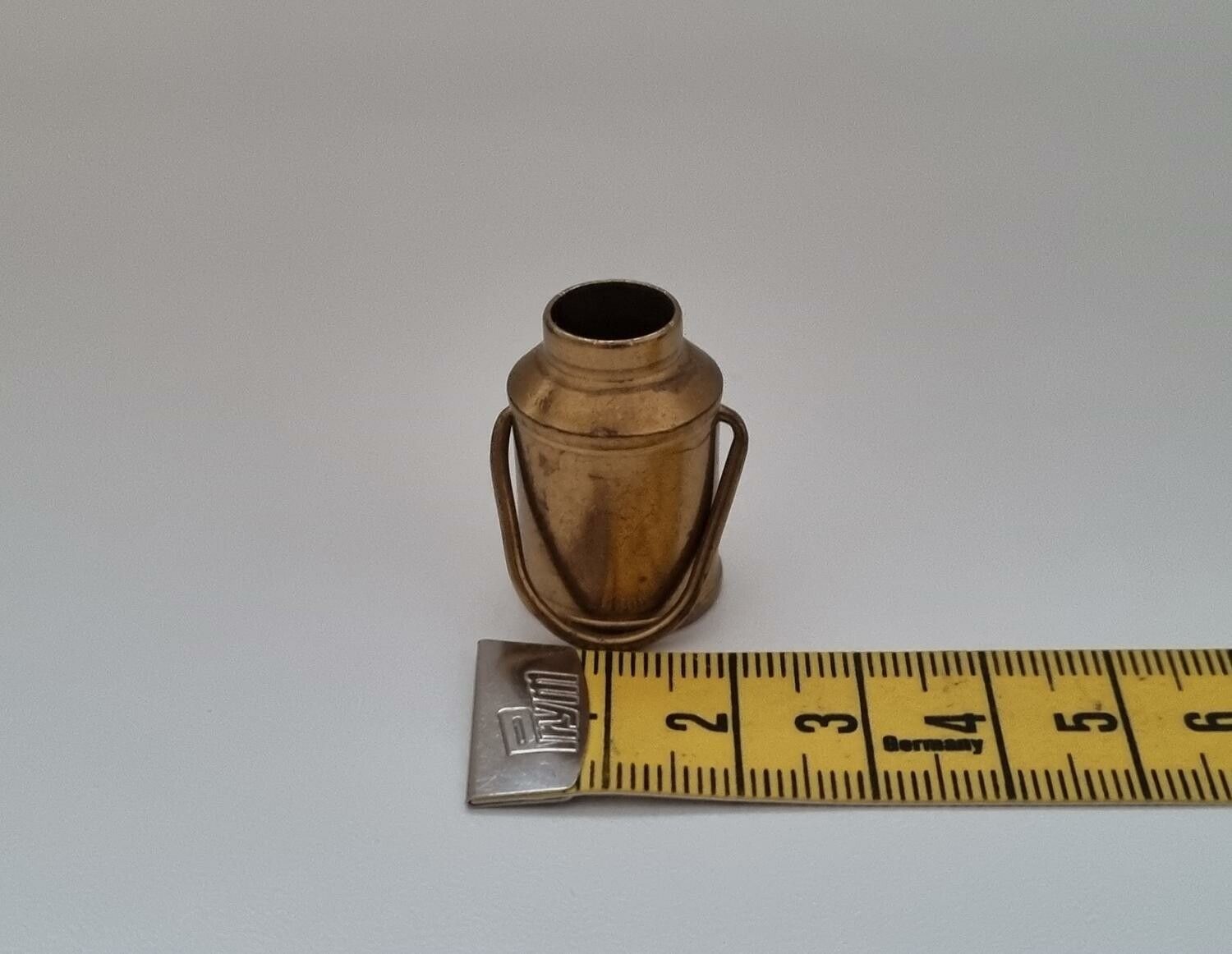 Mjölkkanna, miniatyr till dockhus, dockskåp / tittskåp med mera