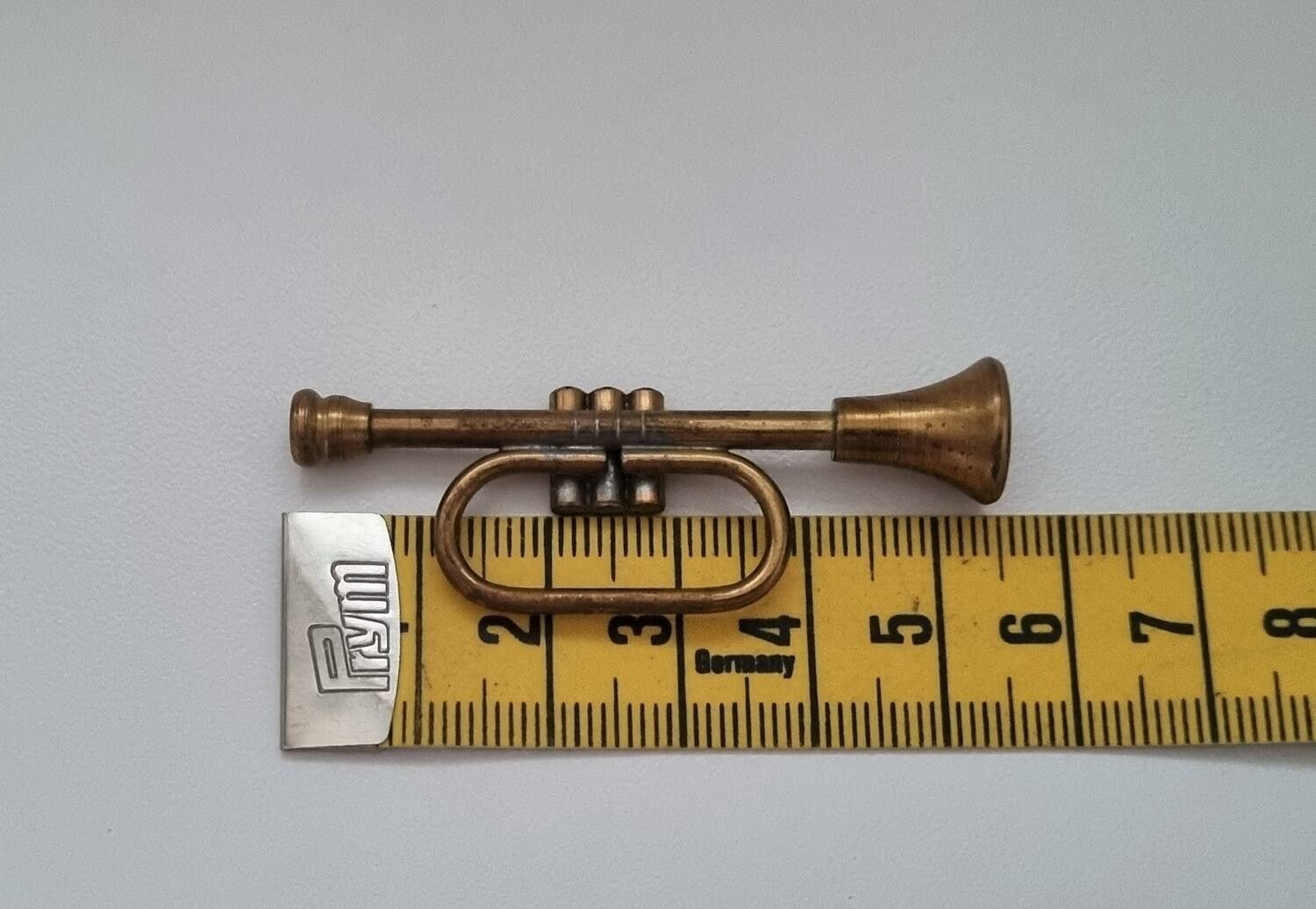 Trumpet, miniatyr till dockhus, dockskåp / tittskåp med mera