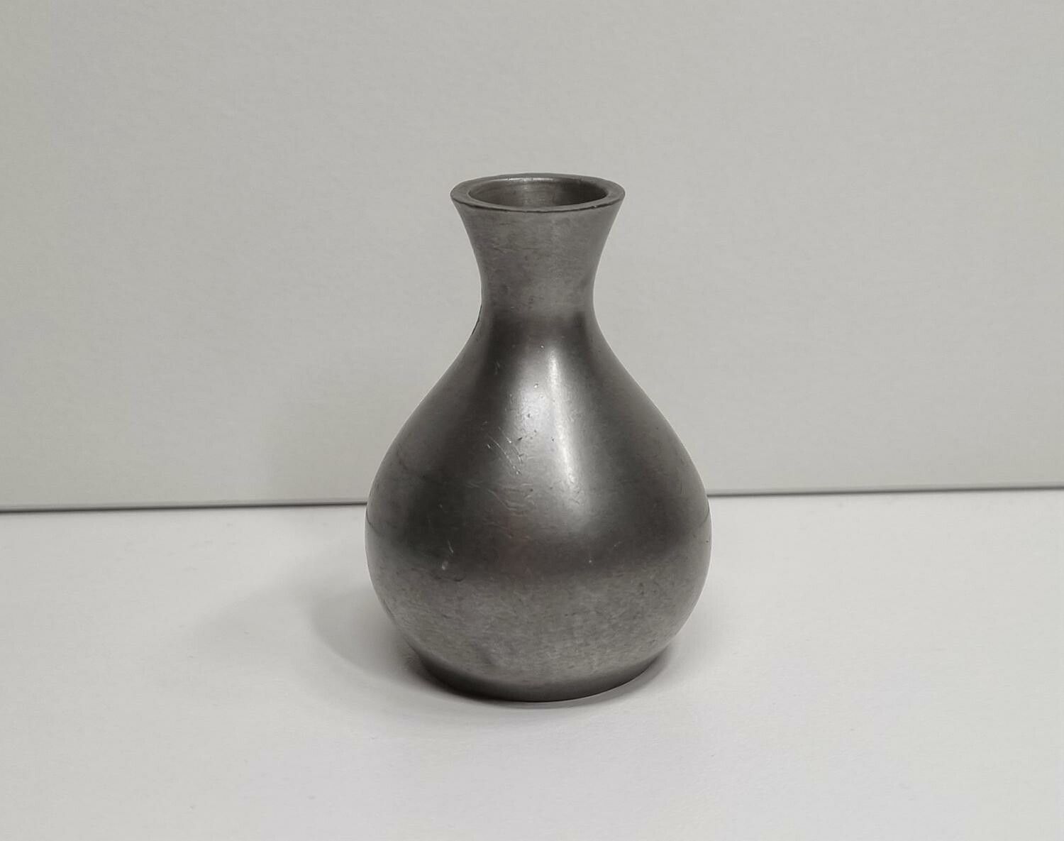 Vas, miniatyrvas, minivas / ljushållare. Just Denmark nr 2492 (år 1884 - 1943)