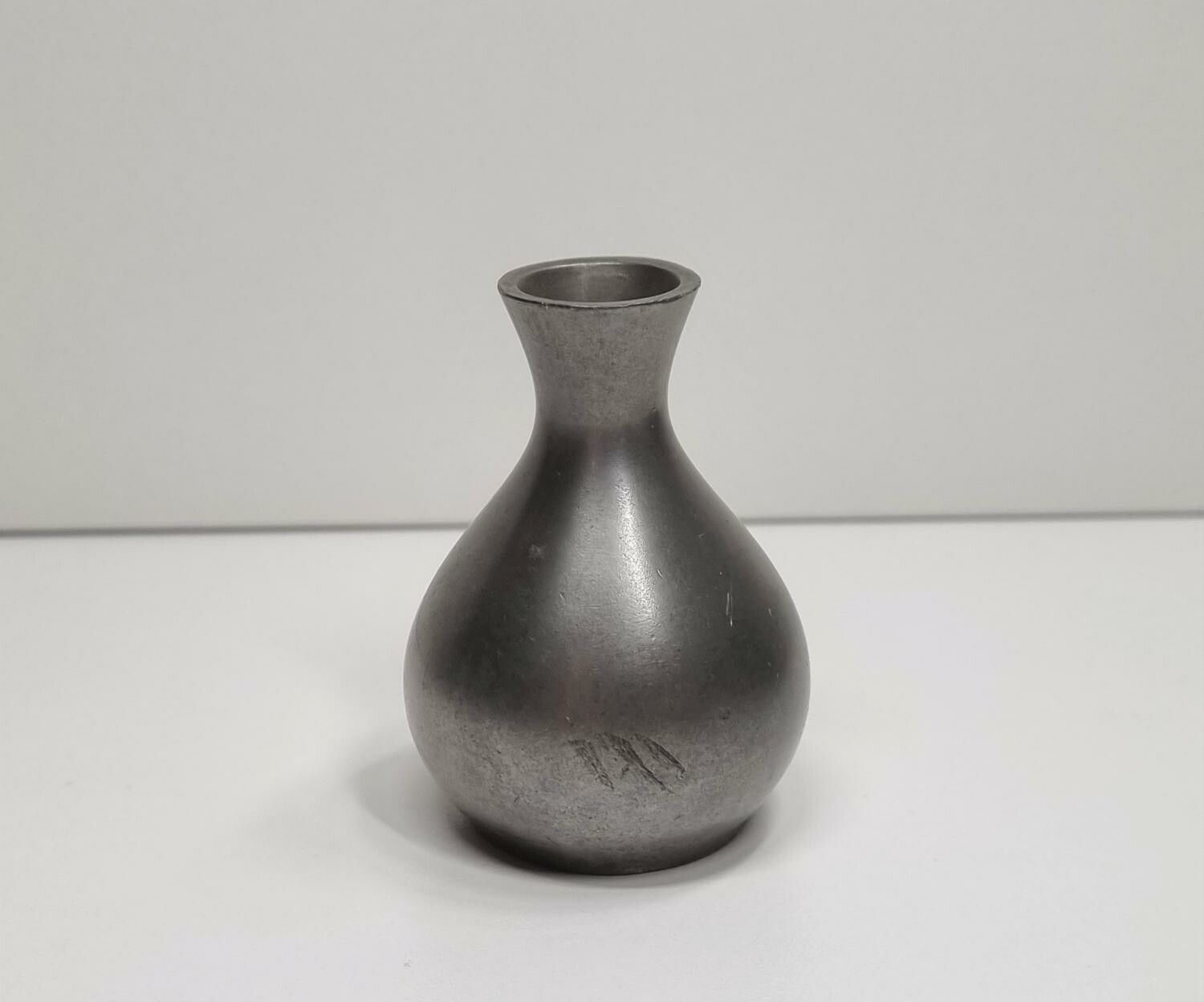 Vas, miniatyrvas, minivas / ljushållare. Just Denmark nr 2492 (år 1884 - 1943)