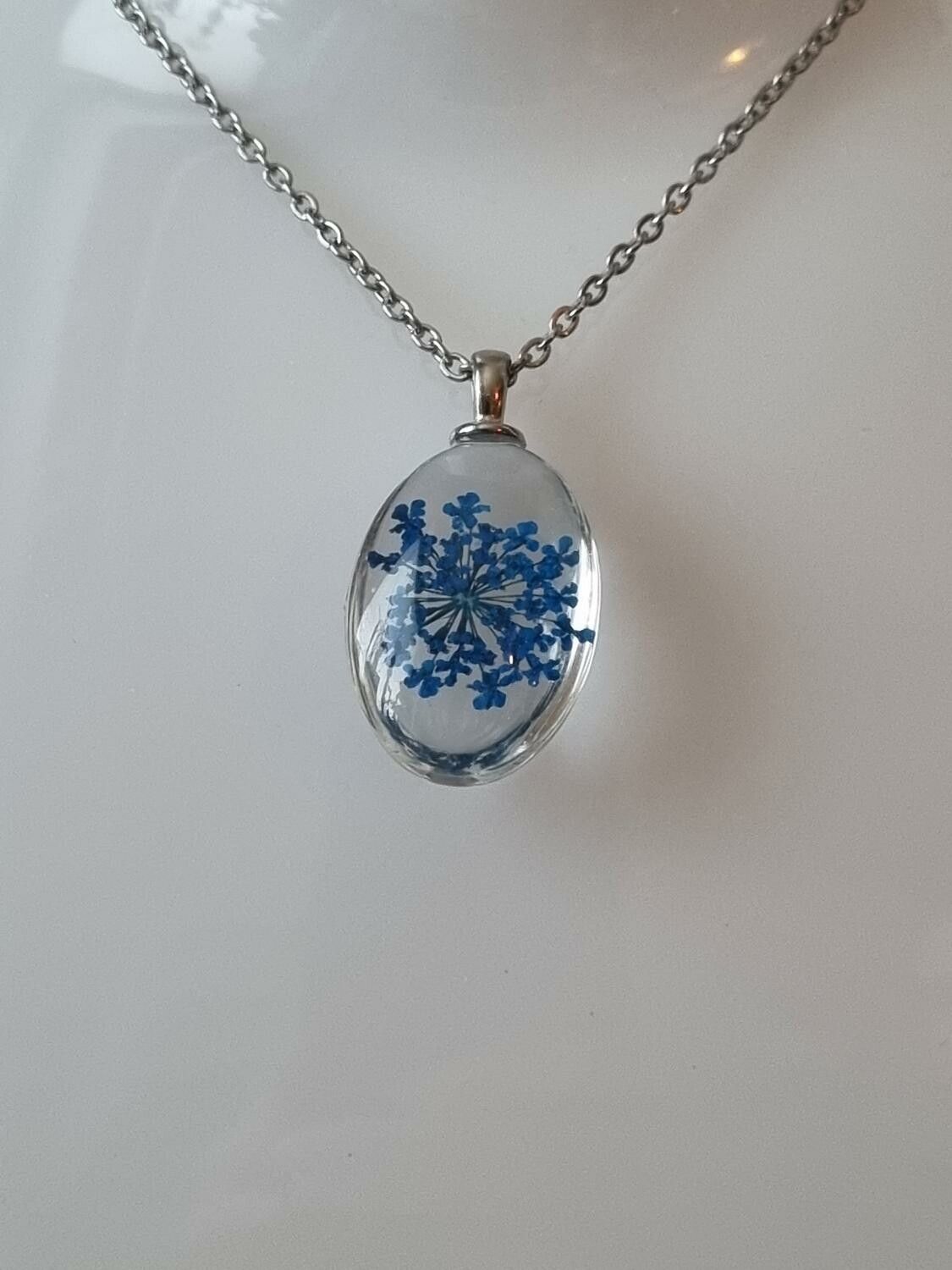 Halsband med fin berlock i glas (blå)