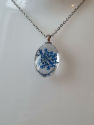 Halsband med fin berlock i glas (blå)
