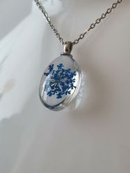 Halsband med fin berlock i glas (blå)