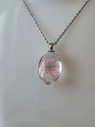 Halsband med fin berlock i glas (rosa)