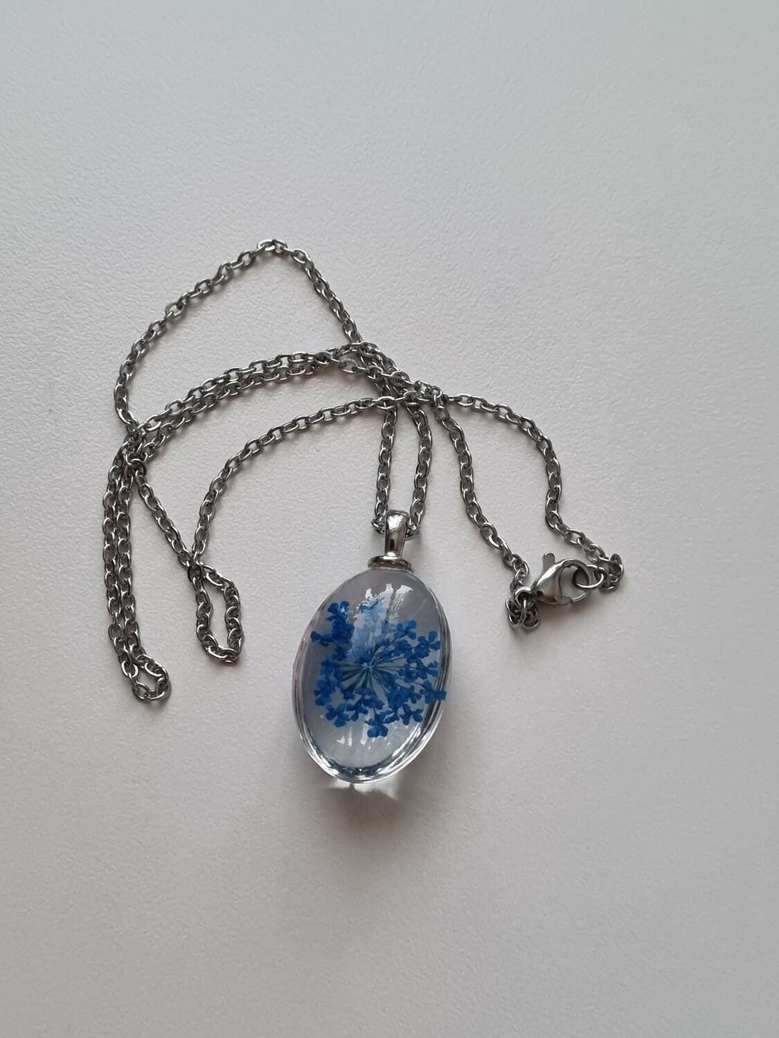 Halsband med fin berlock i glas (blå)
