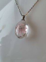 Halsband med fin berlock i glas (rosa)