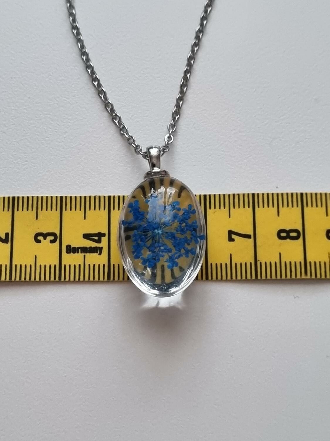 Halsband med fin berlock i glas (blå)