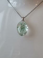 Halsband med fin berlock i glas (ljusblå)
