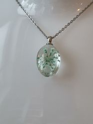 Halsband med fin berlock i glas (ljusblå)