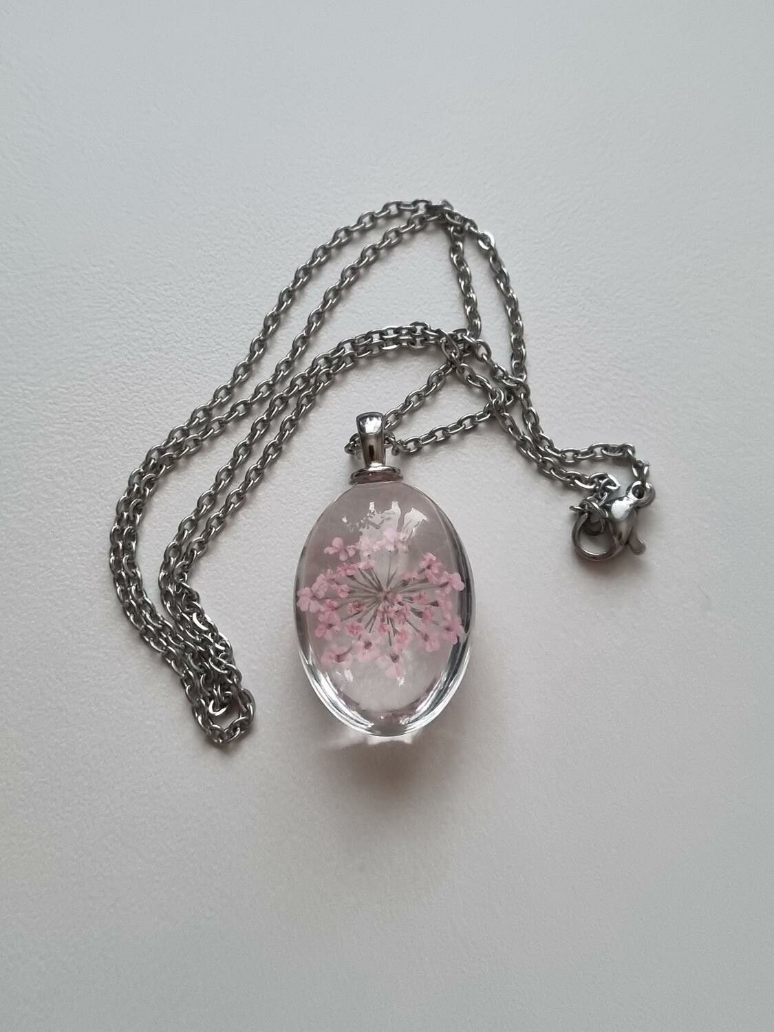Halsband med fin berlock i glas (rosa)
