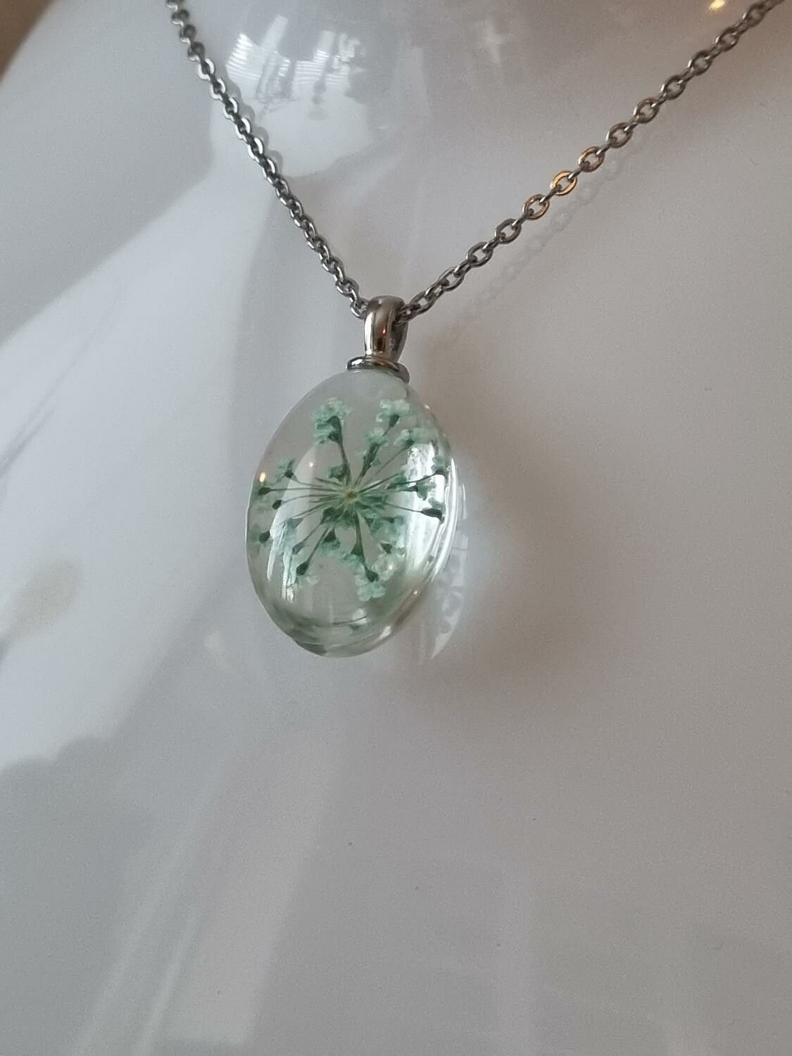 Halsband med fin berlock i glas (ljusblå)