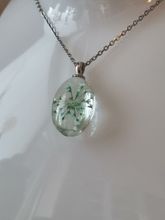 Halsband med fin berlock i glas (ljusblå)