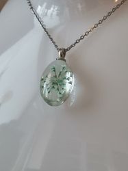 Halsband med fin berlock i glas (ljusblå)