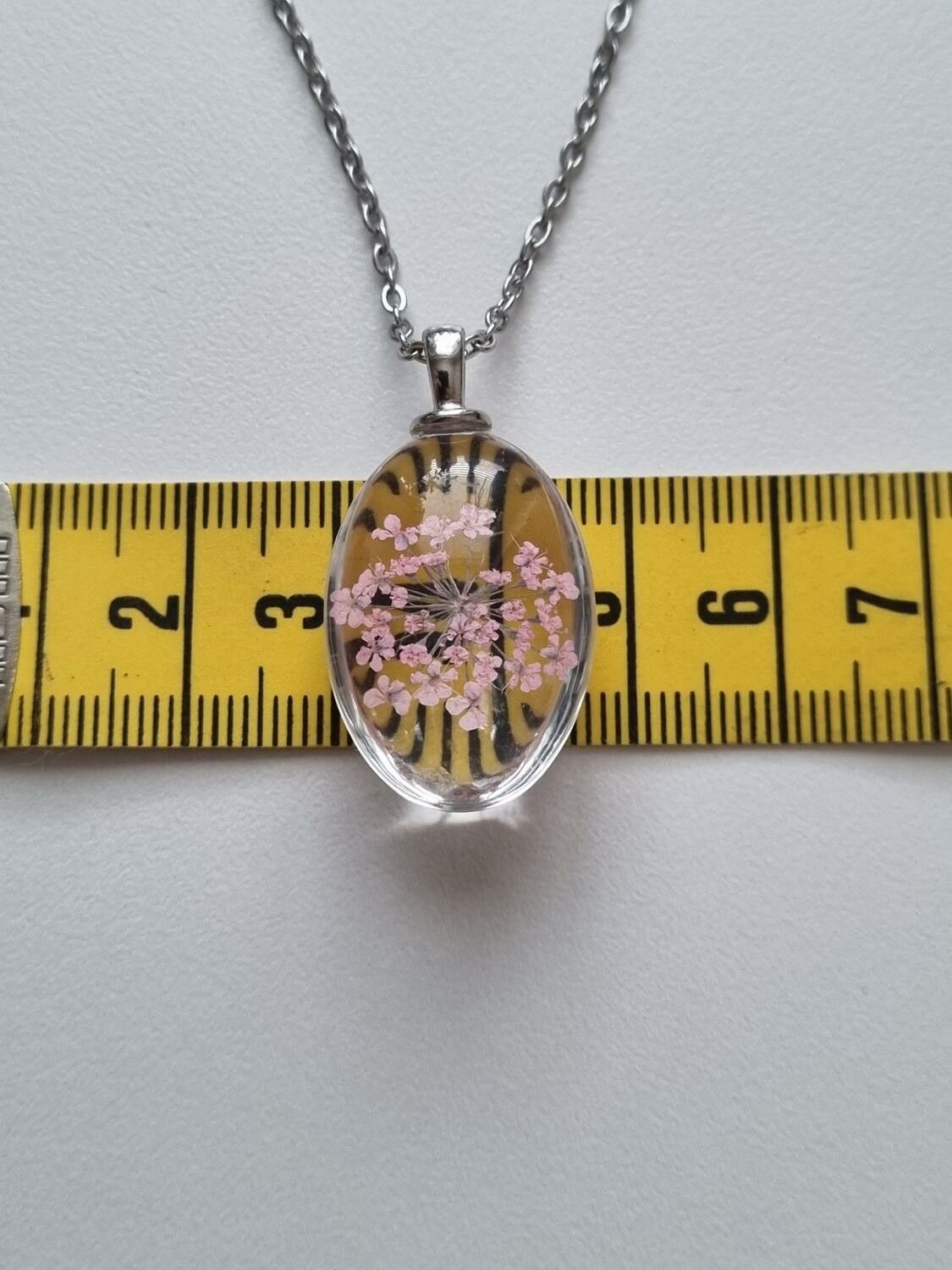 Halsband med fin berlock i glas (rosa)