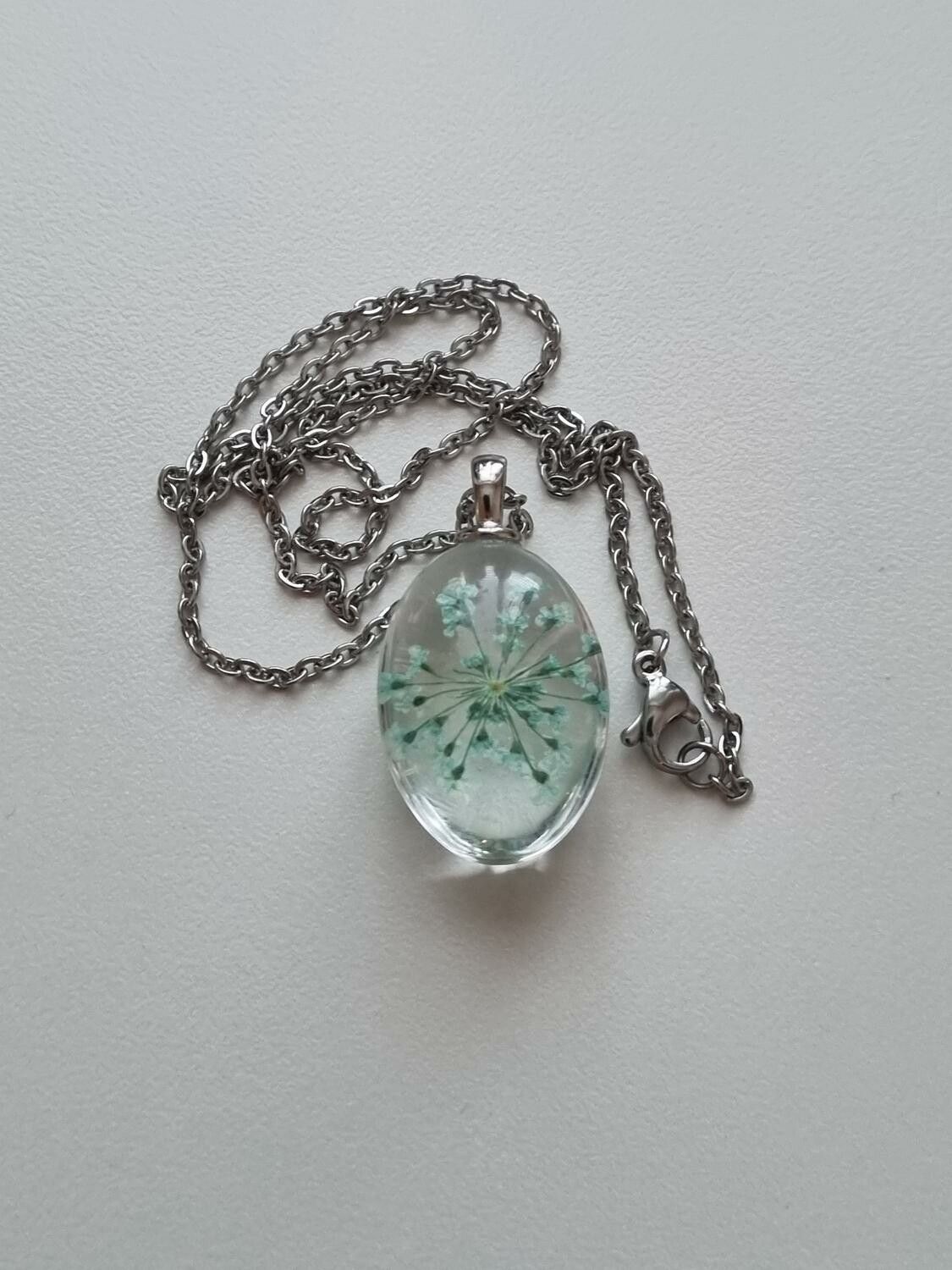 Halsband med fin berlock i glas (ljusblå)
