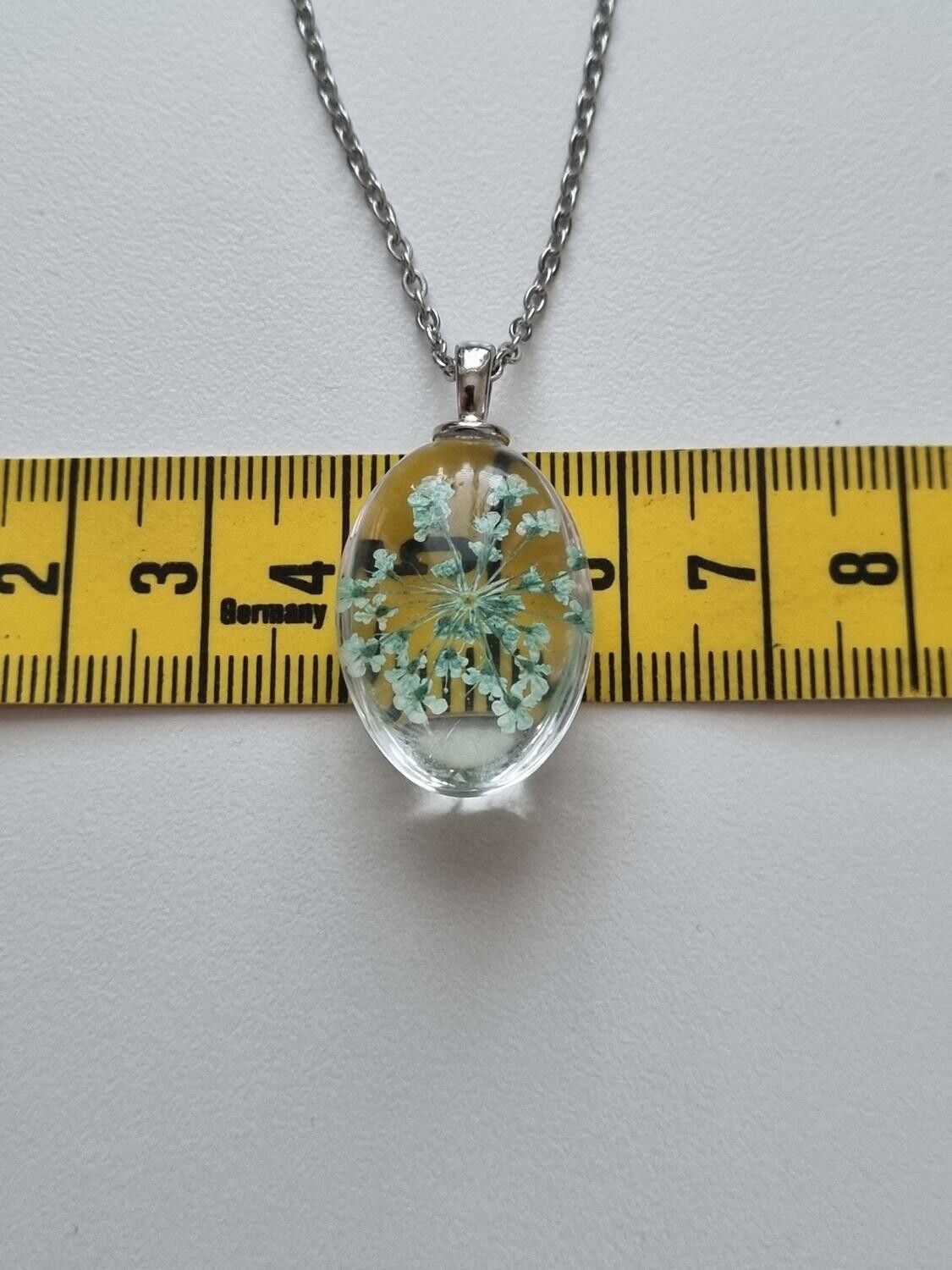Halsband med fin berlock i glas (ljusblå)