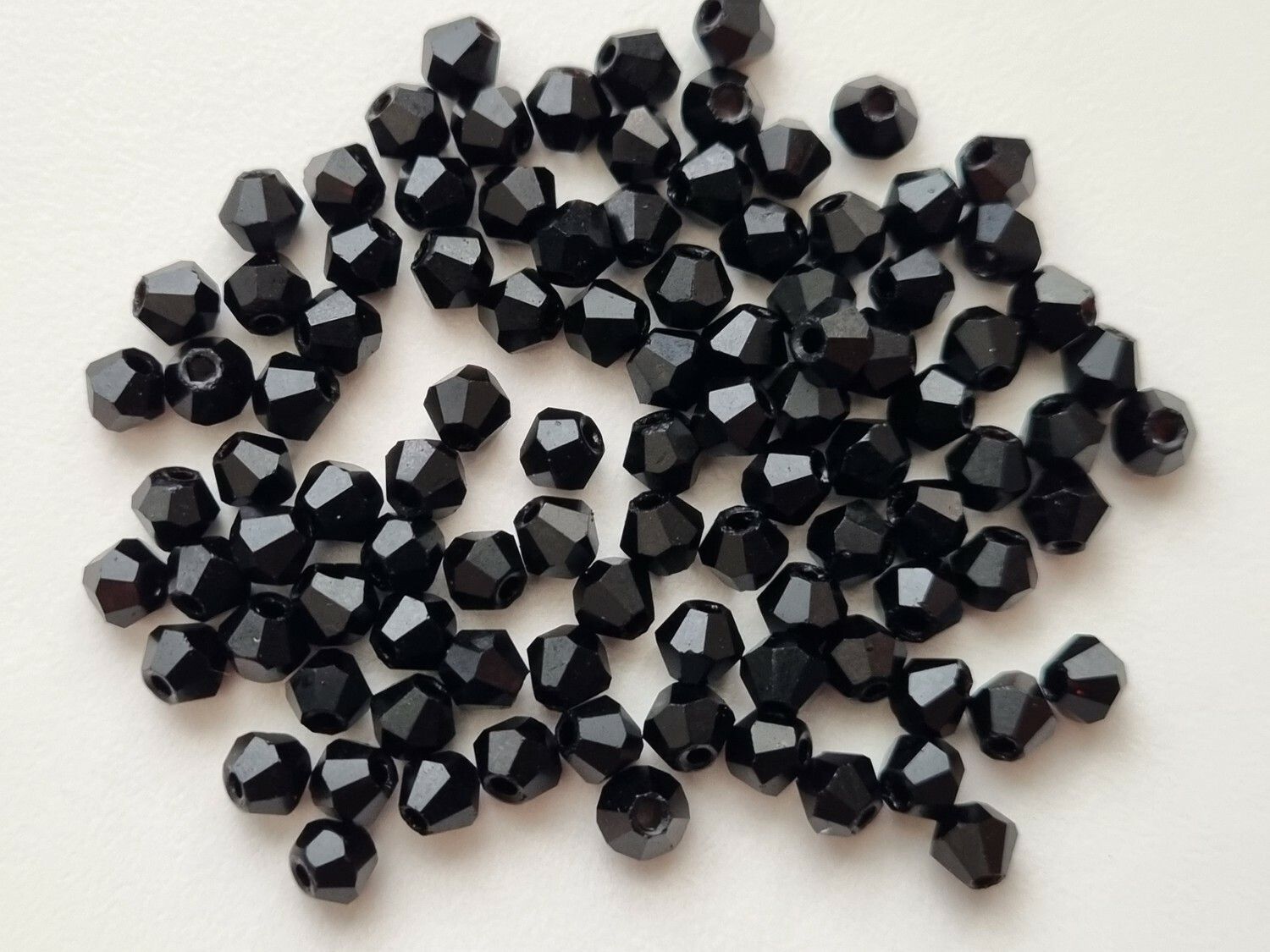 100 st svarta bicone pärlor (4 mm)