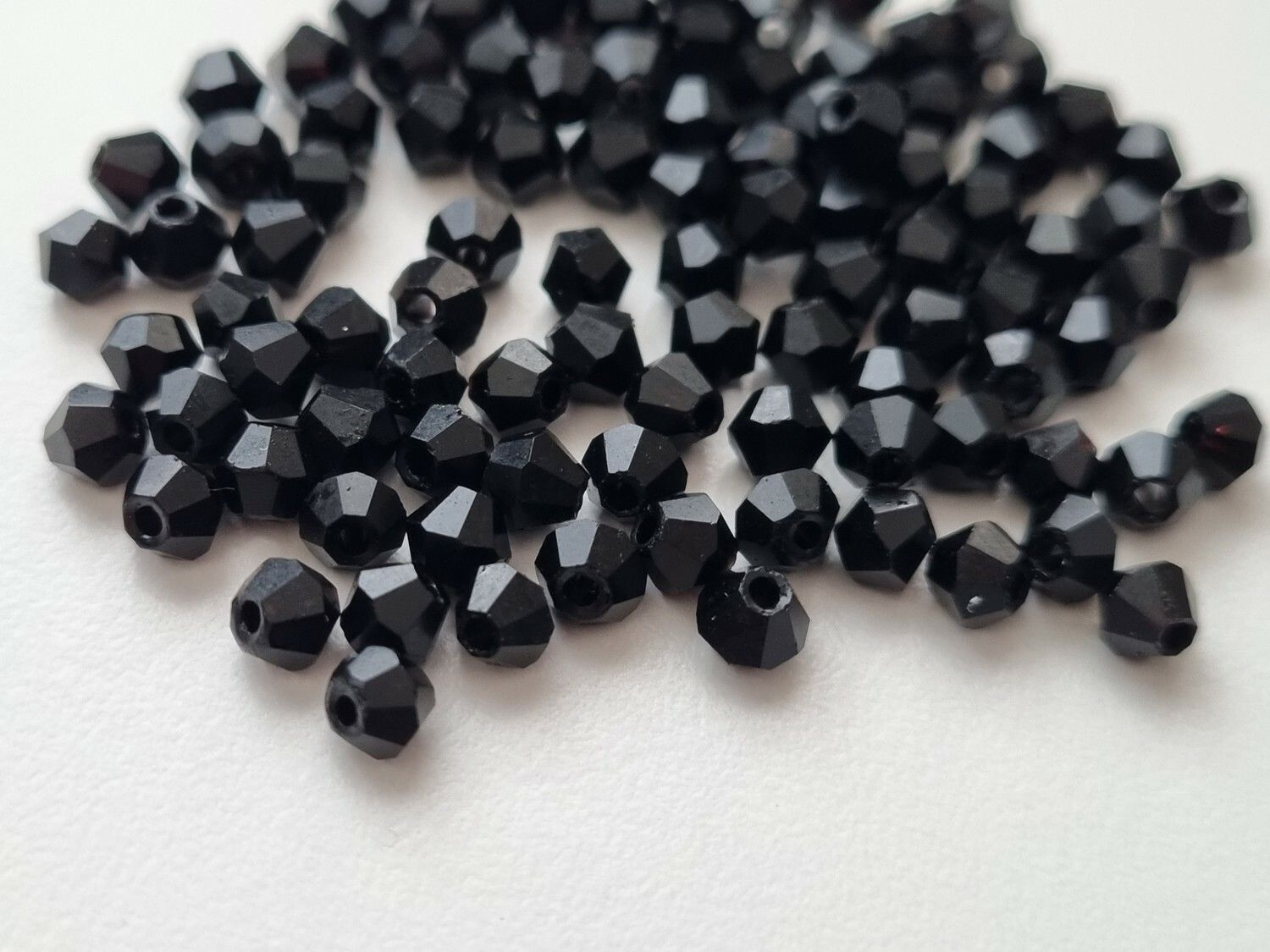 100 st svarta bicone pärlor (4 mm)