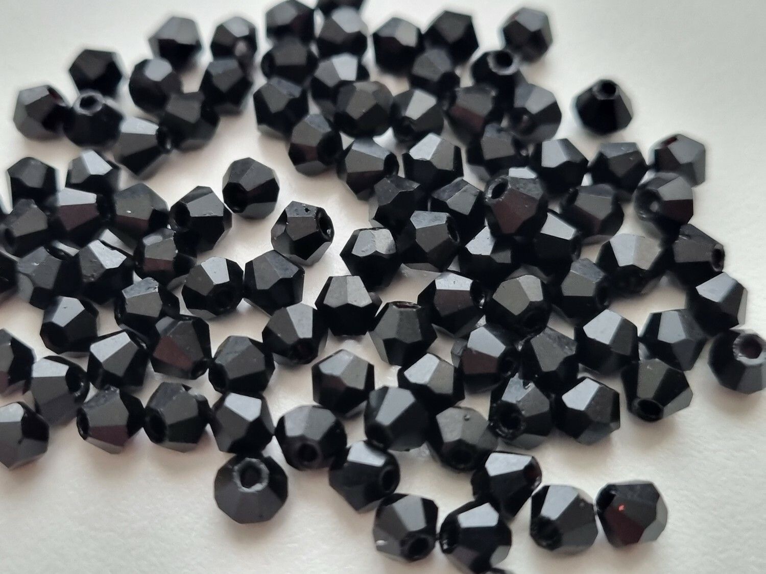 100 st svarta bicone pärlor (4 mm)