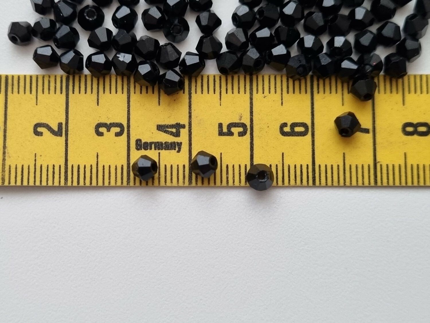 100 st svarta bicone pärlor (4 mm)