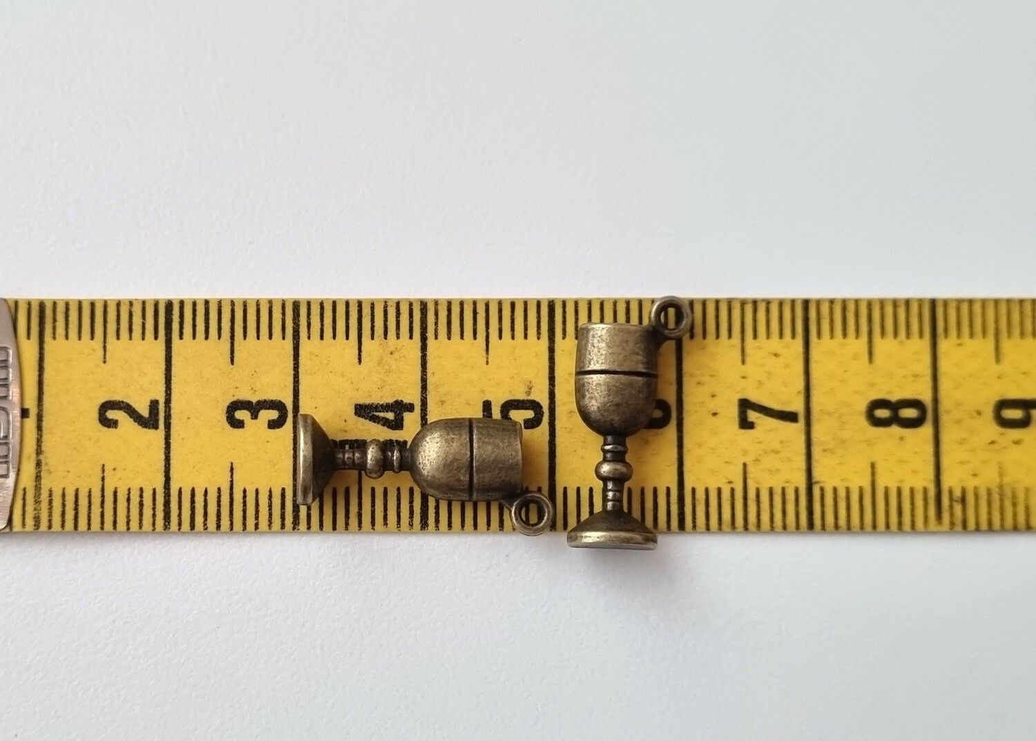 2 st miniatyrer berlocker - Bägare / dryckeskärl