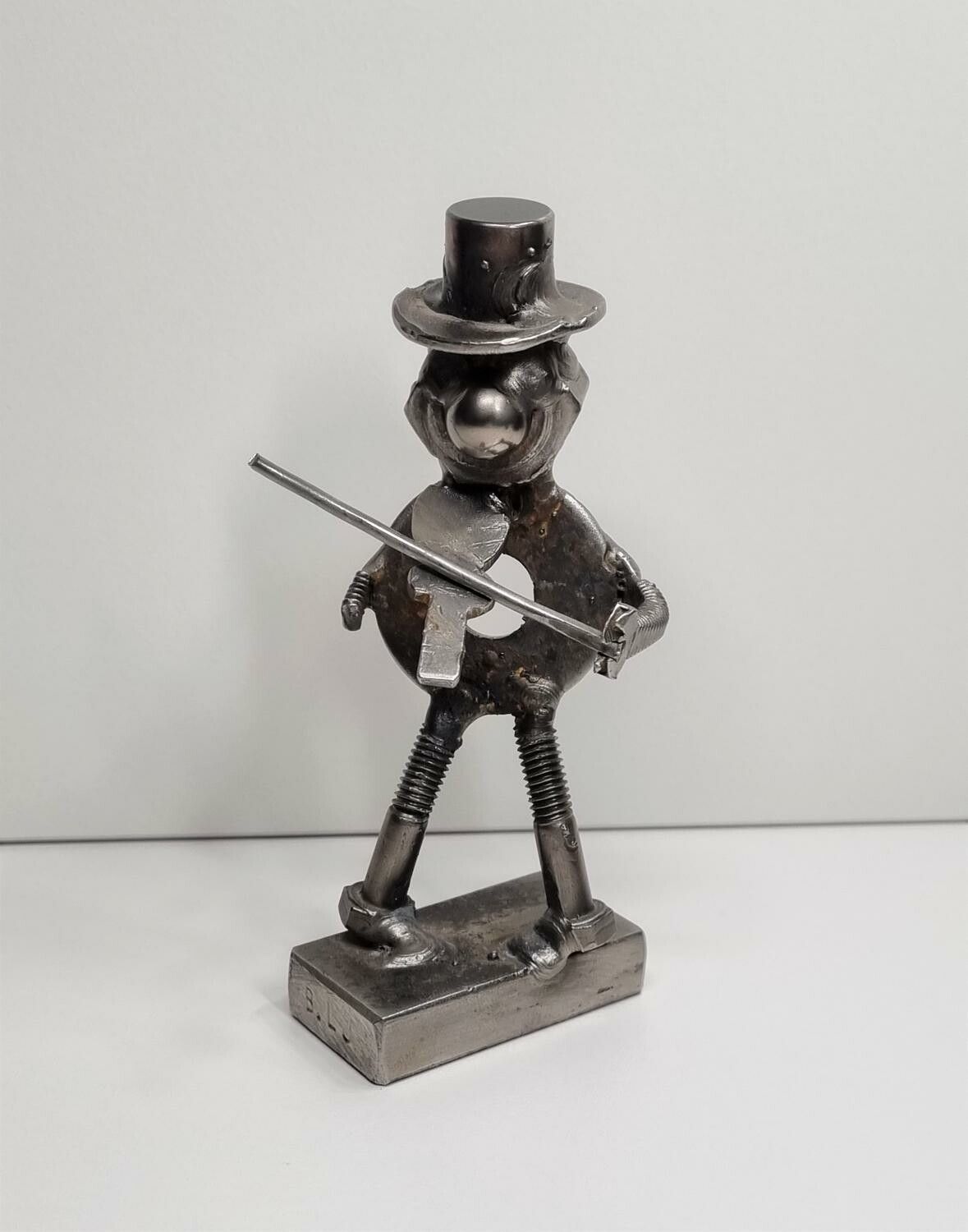 Metallkonst, skulptur. Spelande figur / speleman (B. LJ) 186 gram