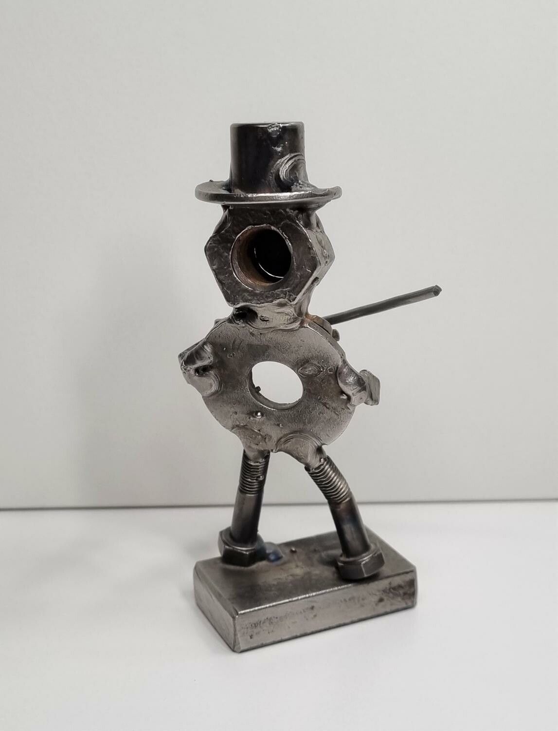 Metallkonst, skulptur. Spelande figur / speleman (B. LJ) 186 gram