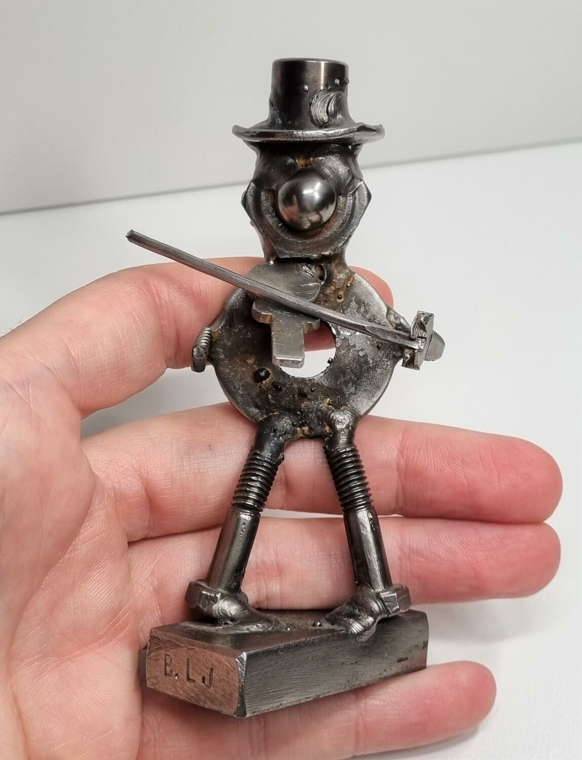 Metallkonst, skulptur. Spelande figur / speleman (B. LJ) 186 gram