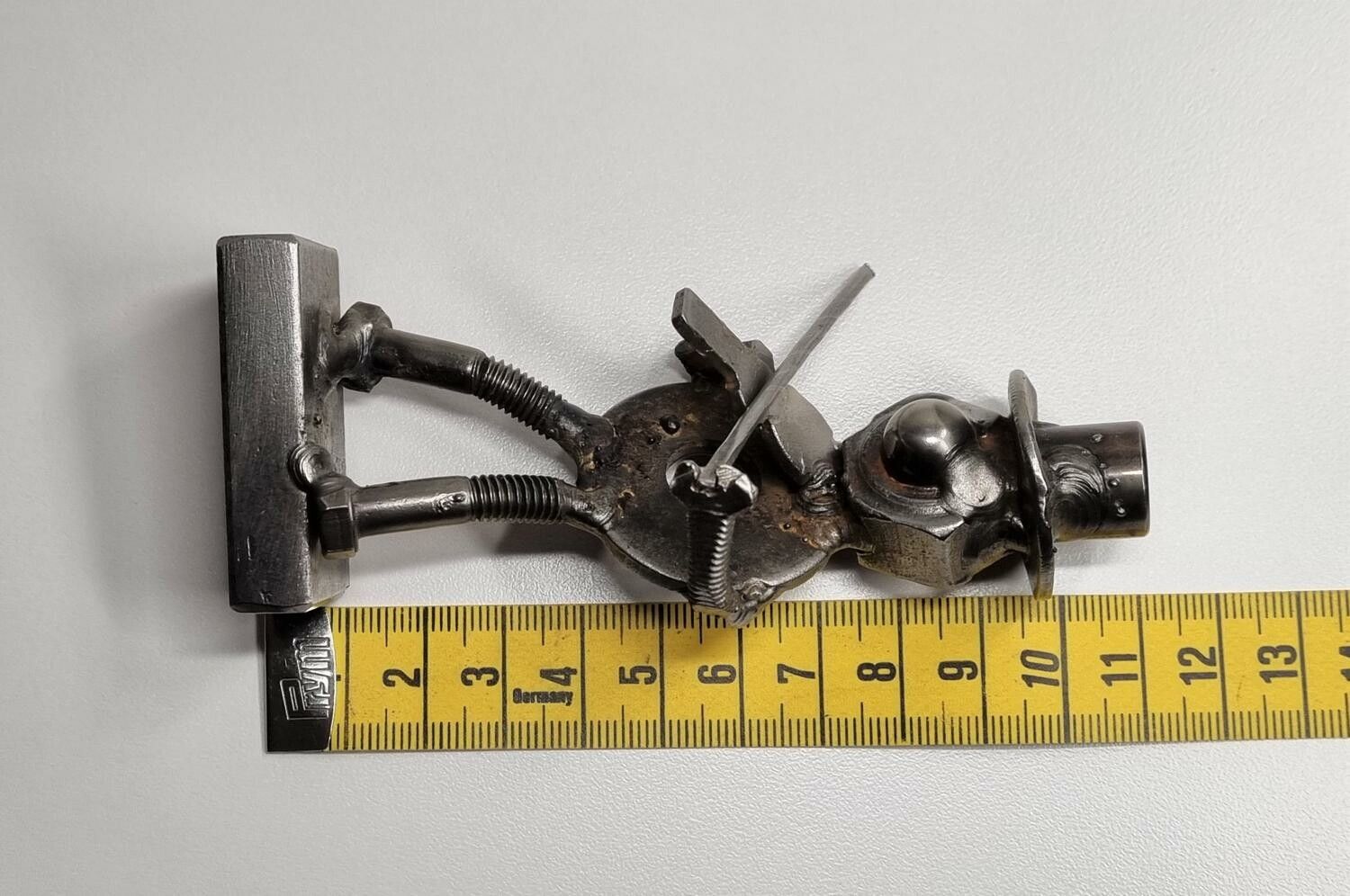 Metallkonst, skulptur. Spelande figur / speleman (B. LJ) 186 gram