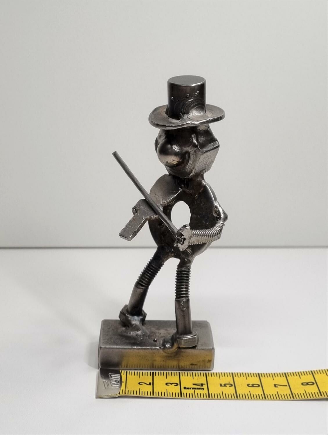 Metallkonst, skulptur. Spelande figur / speleman (B. LJ) 186 gram