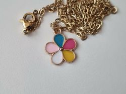 Halsband med en flerfärgad blomma