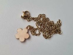 Halsband med en flerfärgad blomma