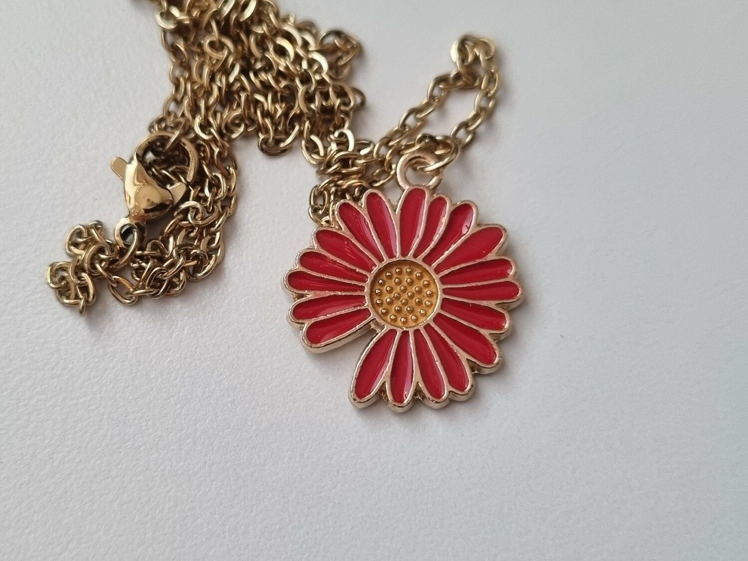Halsband med en blomma med röda blad