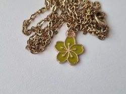 Halsband med en limegrön blomma