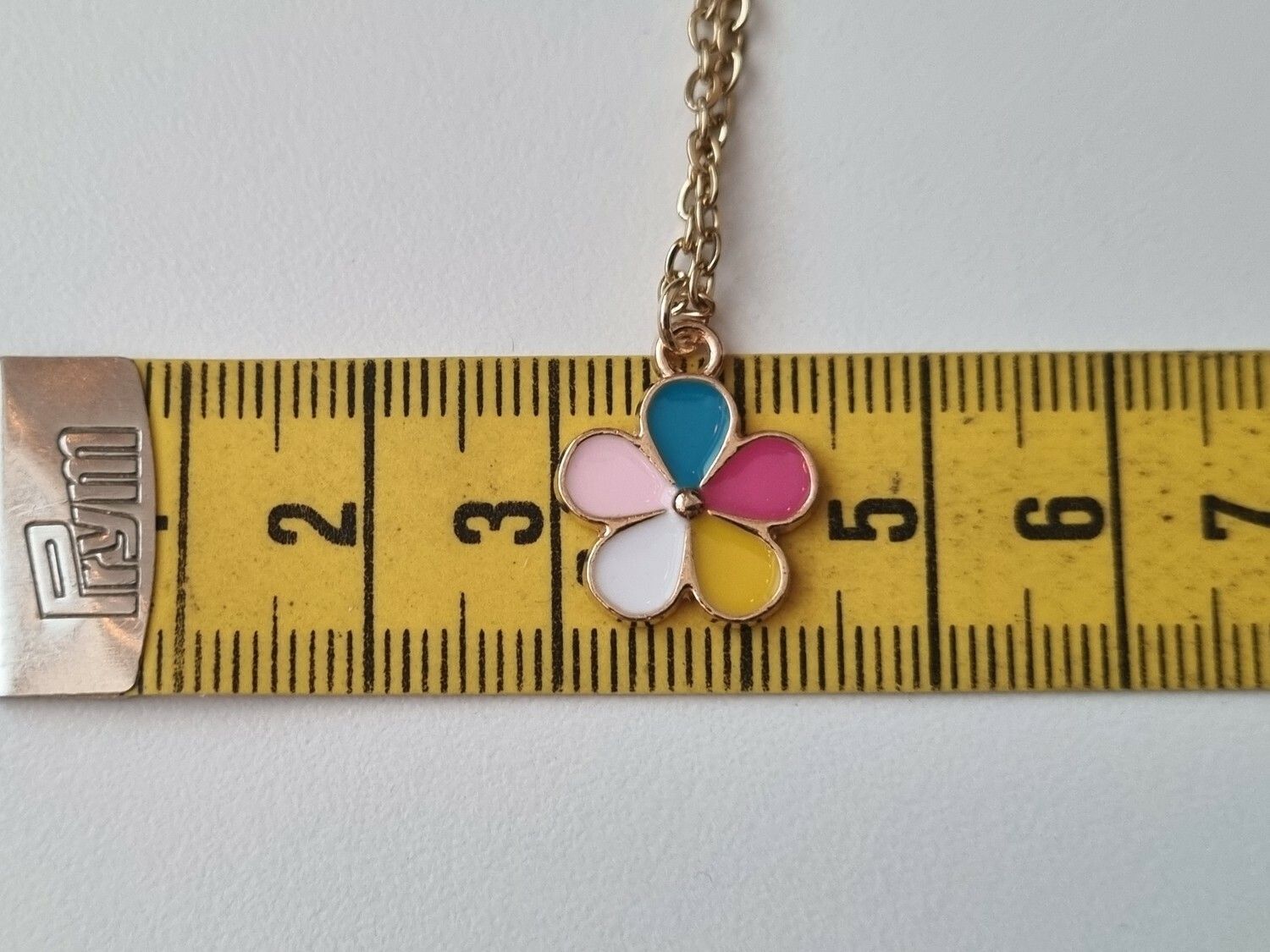 Halsband med en flerfärgad blomma