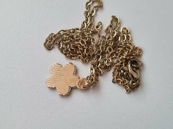 Halsband med en limegrön blomma