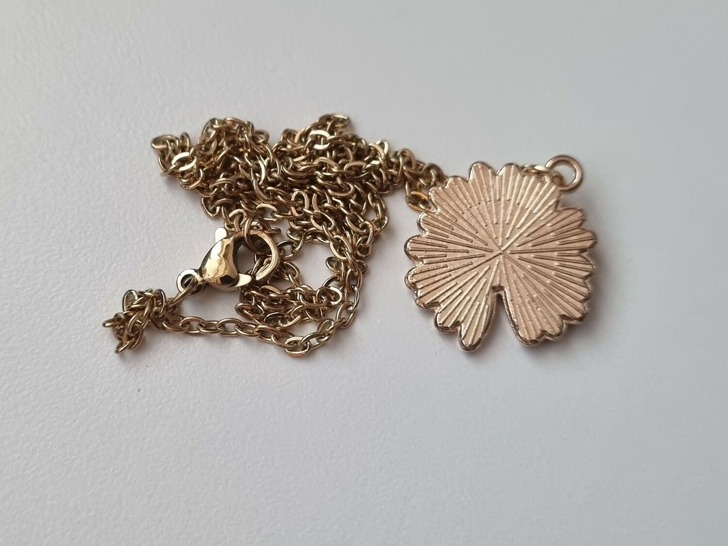 Halsband med en blomma med röda blad