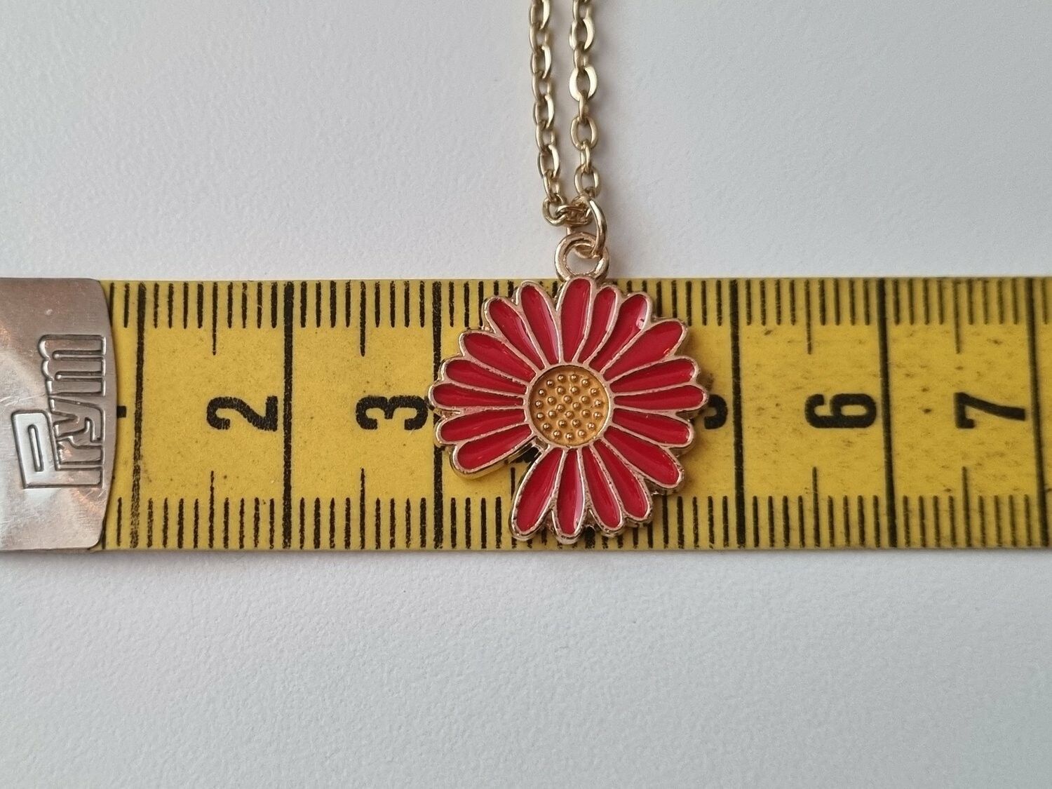 Halsband med en blomma med röda blad