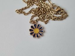 Halsband med en blå blomma och gul knopp