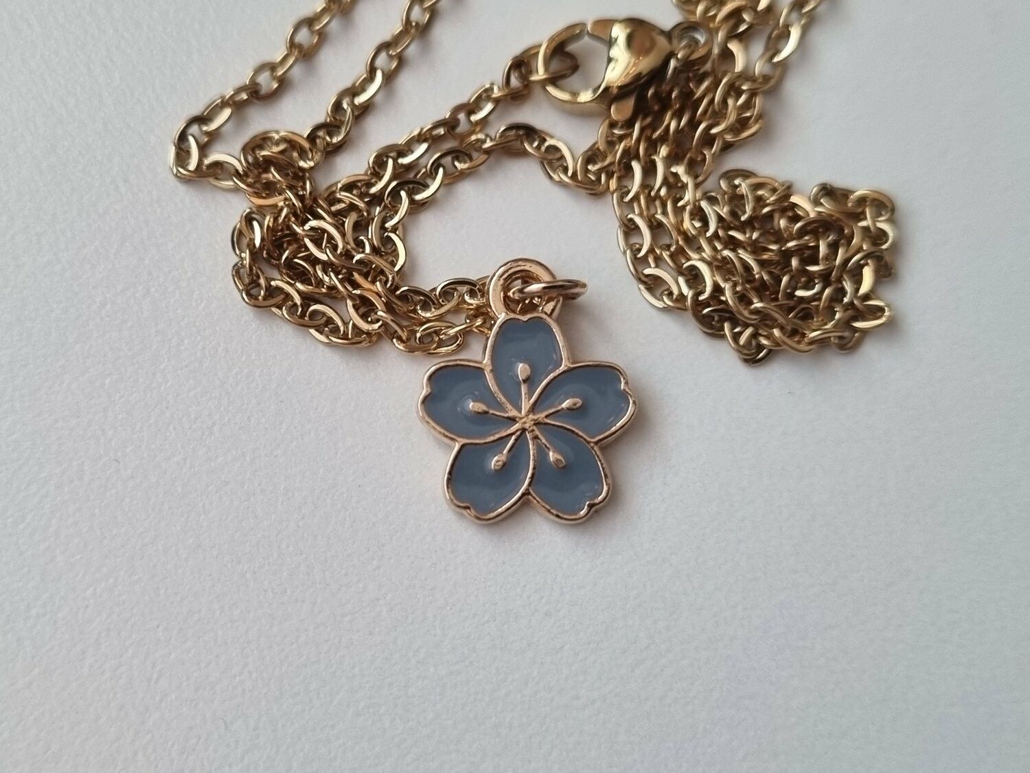 Halsband med en blå blomma