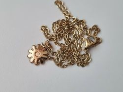 Halsband med en blå blomma och gul knopp