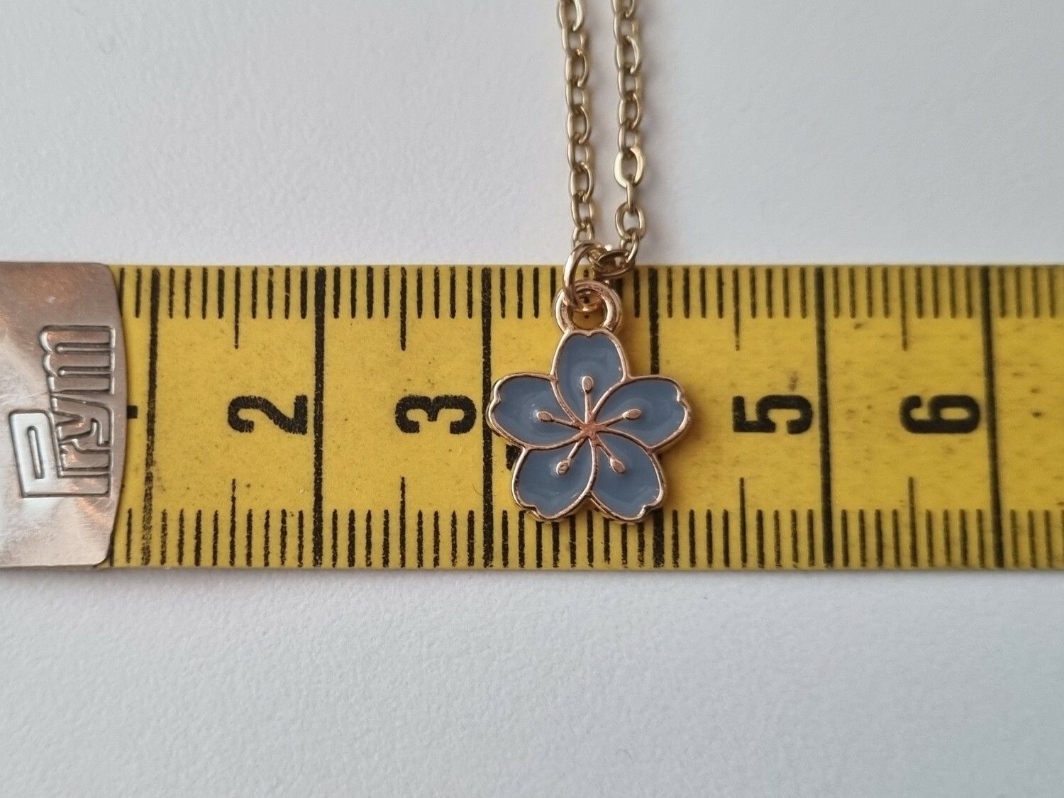Halsband med en blå blomma