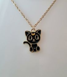 Guldfärgat halsband (60 cm) med en söt liten svart katt som berlock
