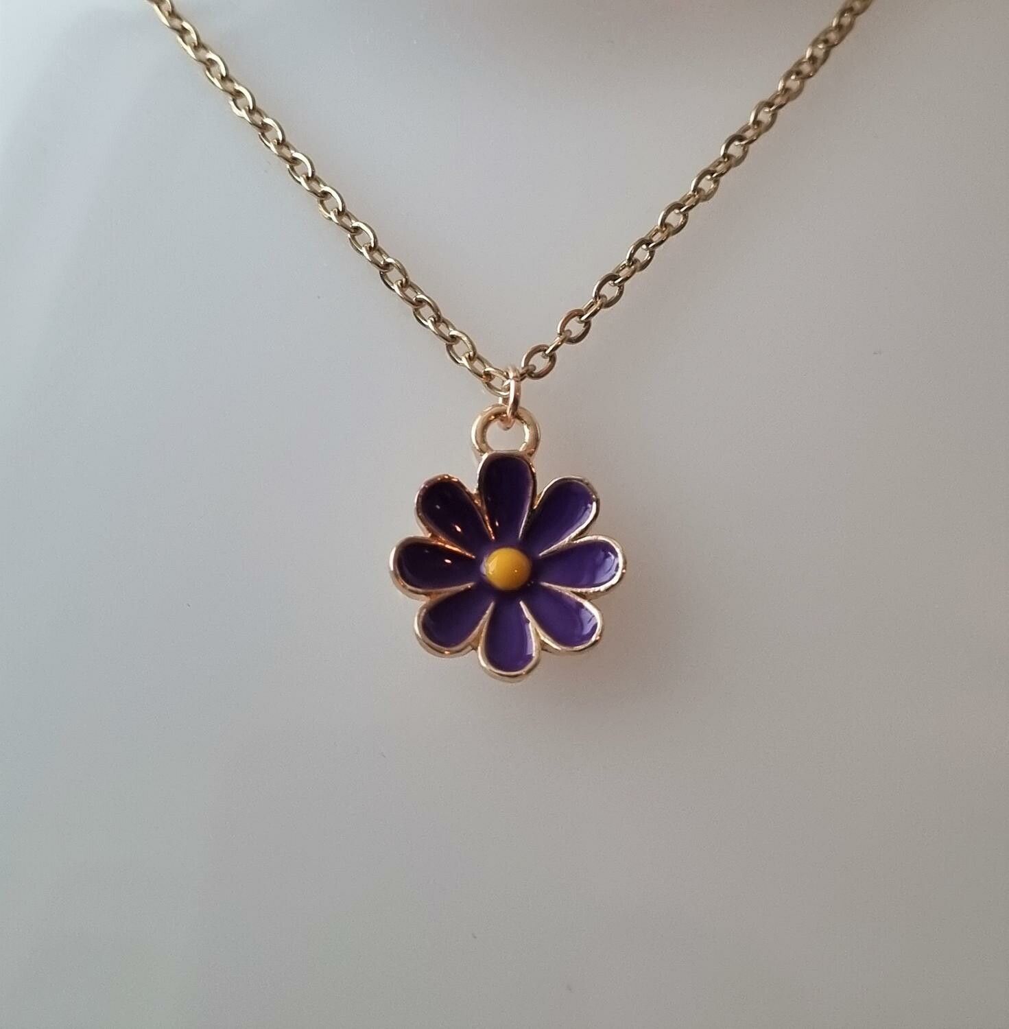 Guldfärgat halsband (60 cm) med en lila blomma