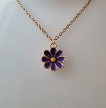 Guldfärgat halsband (60 cm) med en lila blomma