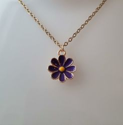 Guldfärgat halsband (60 cm) med en lila blomma