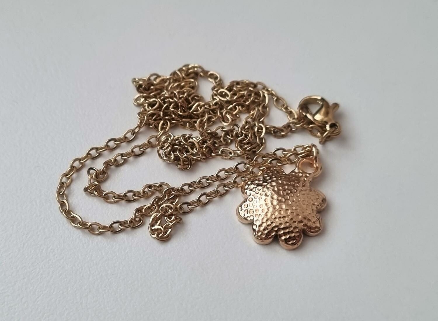 Guldfärgat halsband (60 cm) med en lila blomma